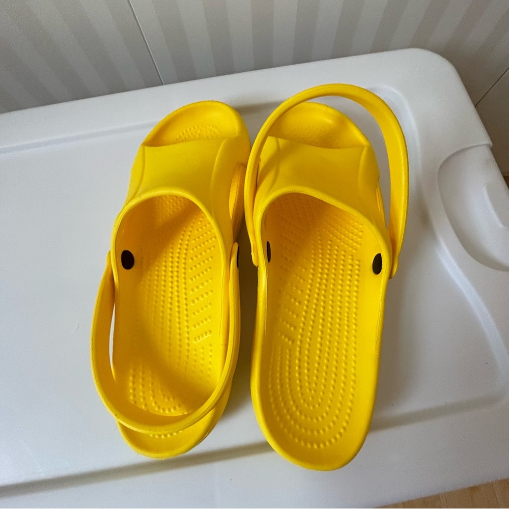 NWOT Crocs yellow slip ons with back strap Size 11 - Picture 2 of 7